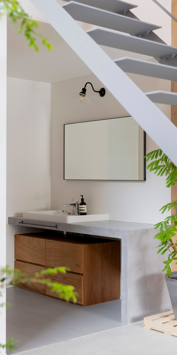 モルタルと木材のコントラストがきれいな洗面台