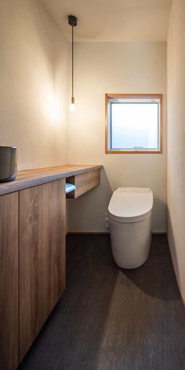 耐水性とデザイン性の高いトイレの洗面収納棚