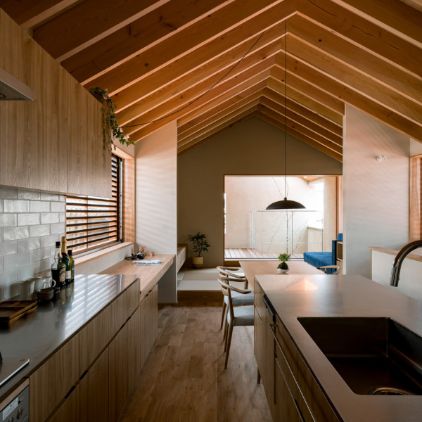 ステンレスの天板は厚さが4mmのバイブレーション仕上げです。ステンレスの形状とタモの木材との組み合わせがモダンな見た目のキッチンに仕上がっています。