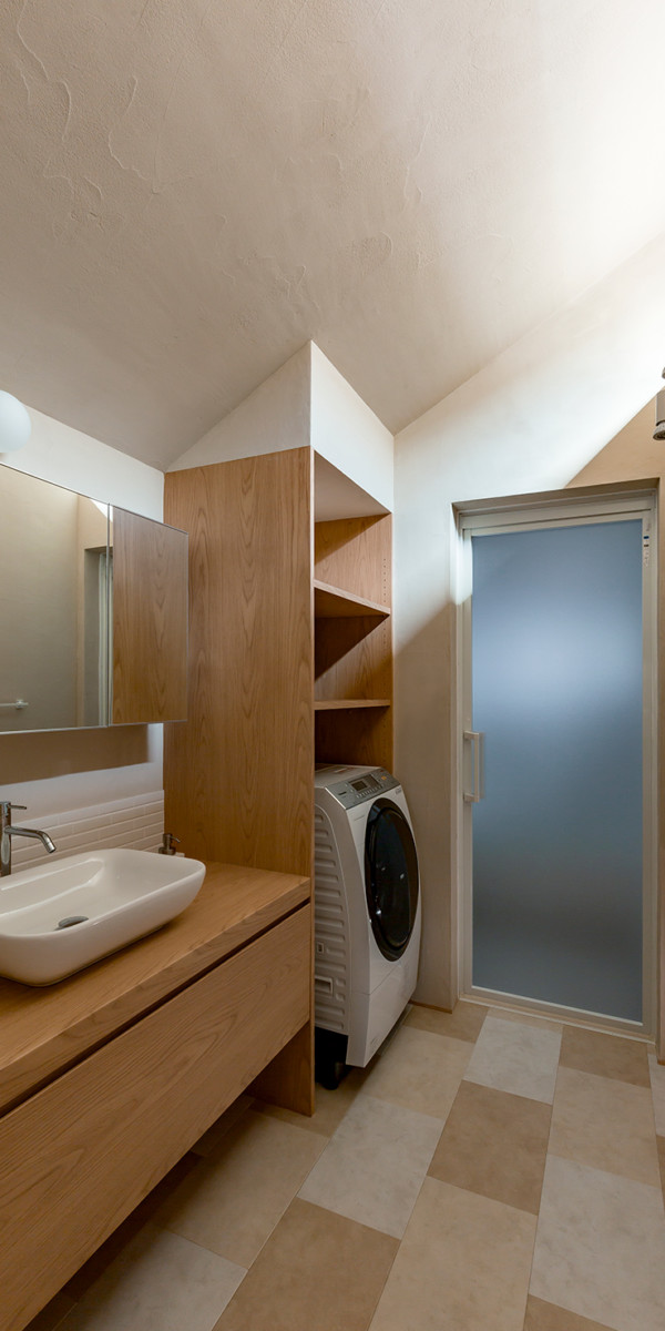 洗面カウンターと洗濯機収納が使いやすく設計されています。